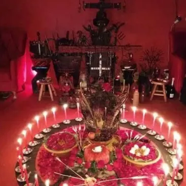Rituale cerimoniale, collares ed elekes della Santería: grande cerchio di candele