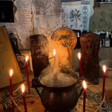 Rituale sciamanico, mesada andina del curanderismo: calderone fumante sull'altare